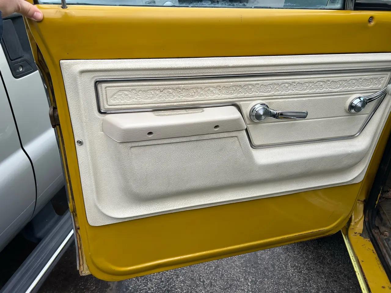 1972 Chevrolet K20 Suburban Custom Deluxe