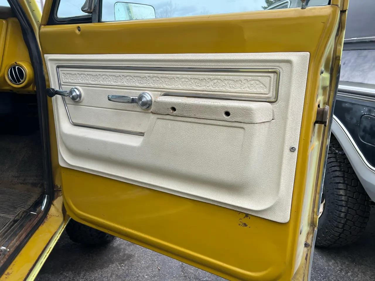 1972 Chevrolet K20 Suburban Custom Deluxe