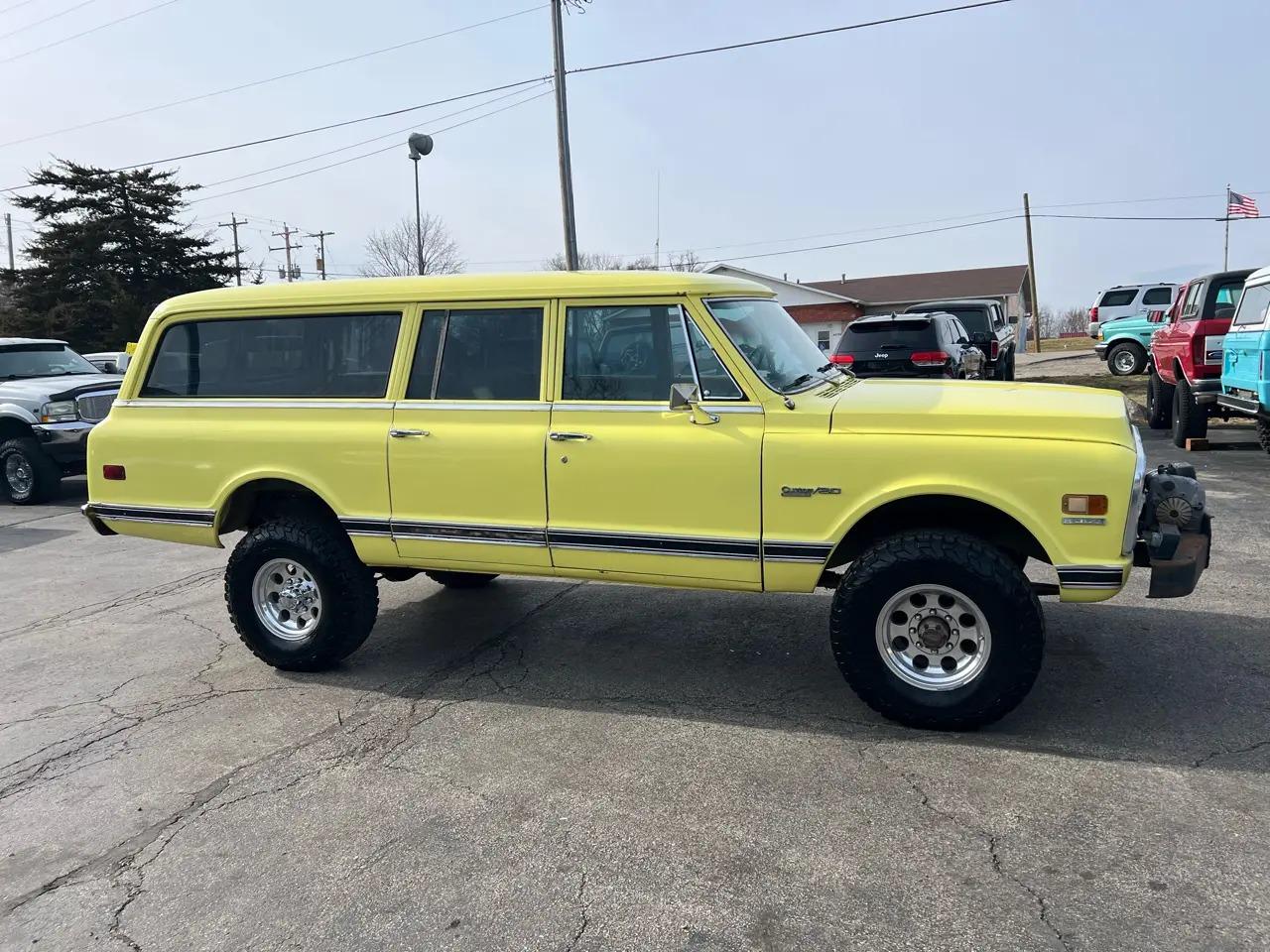 1972 Chevrolet K20 Suburban Custom Deluxe - 2