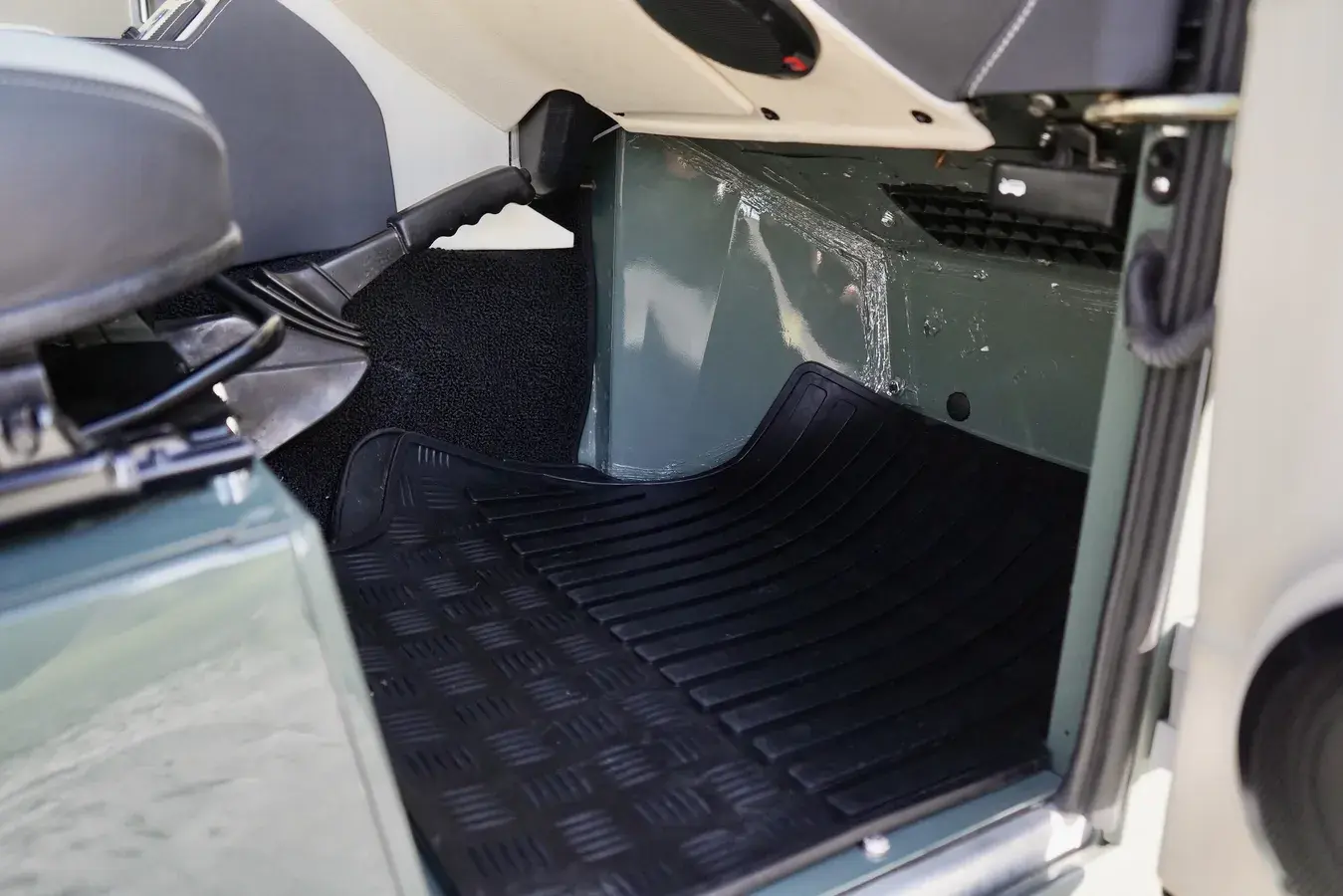 Restomod 1997 Land Rover Defender 90 Soft Top