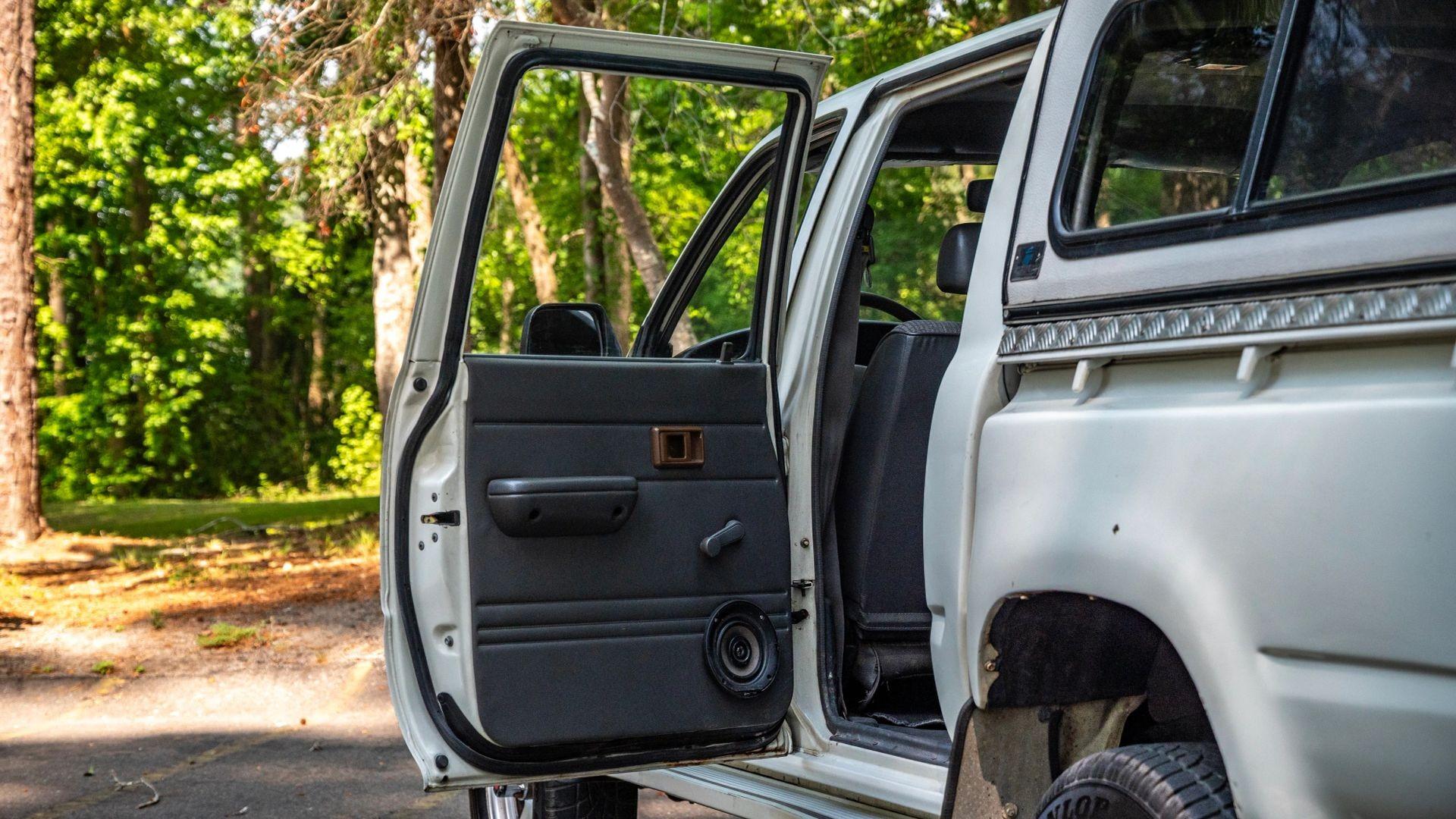 1989 TOYOTA HILUX LN105