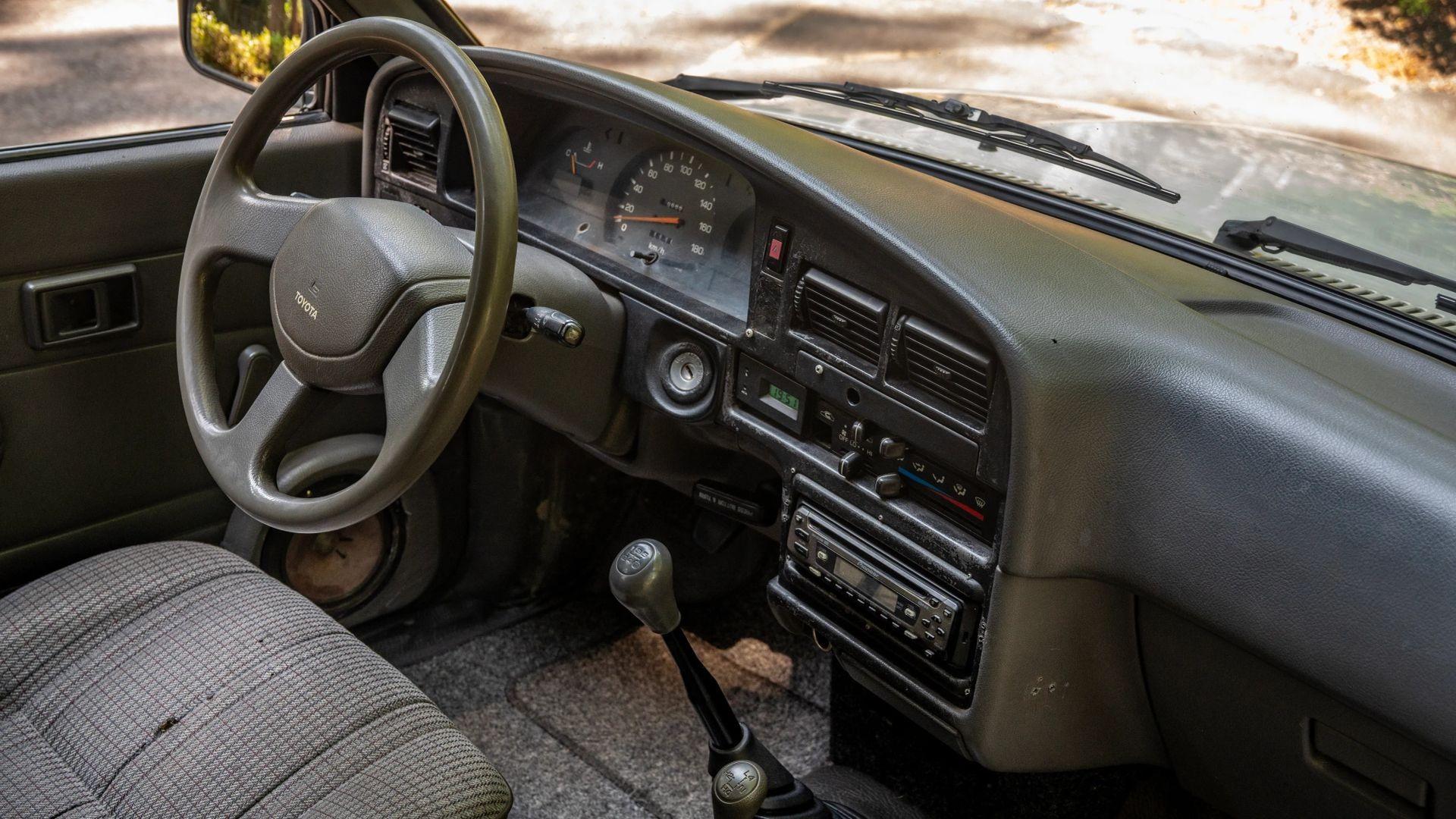 1989 TOYOTA HILUX LN105