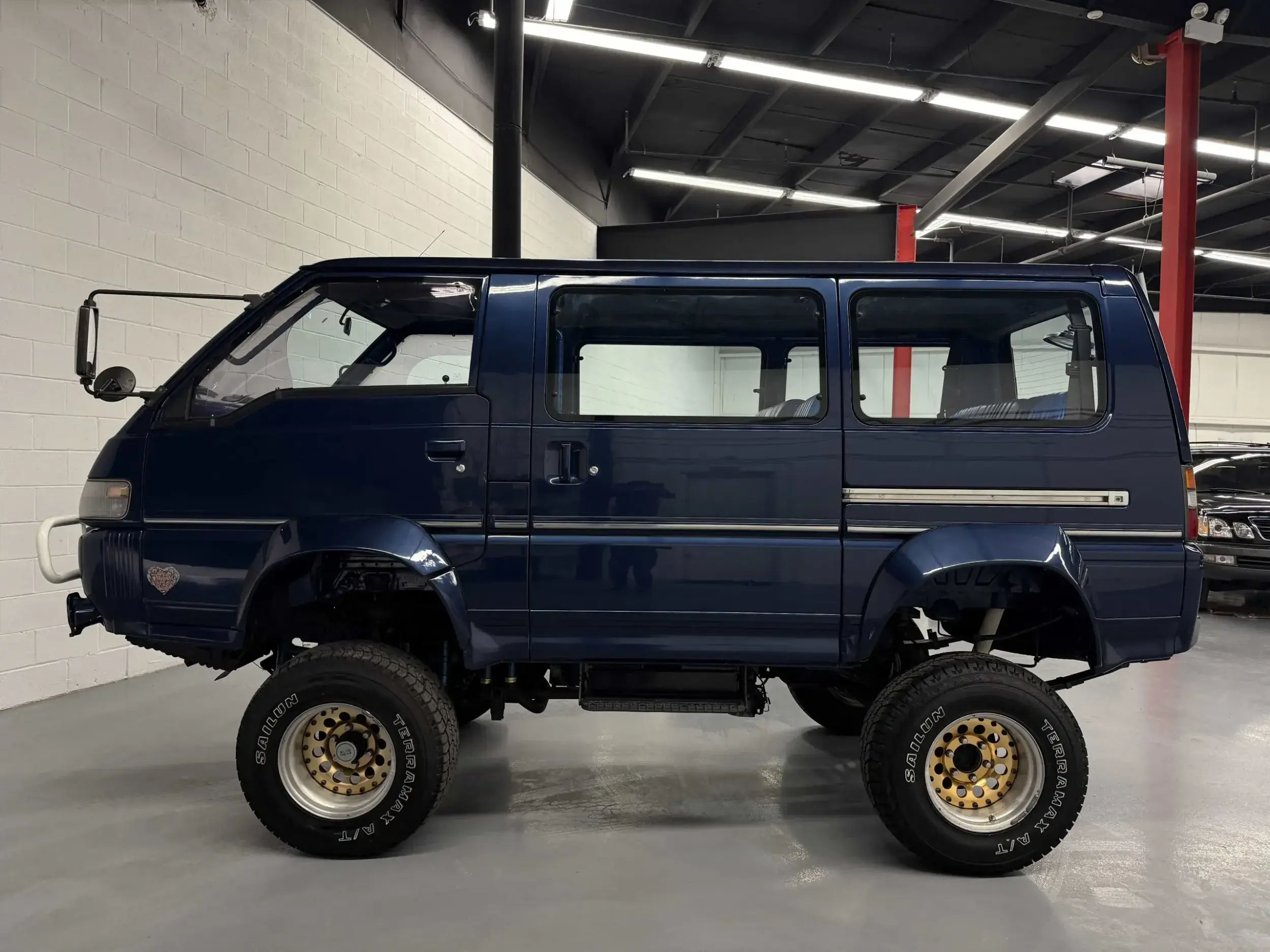 Lifted 1993 Mitsubishi Delica L300
