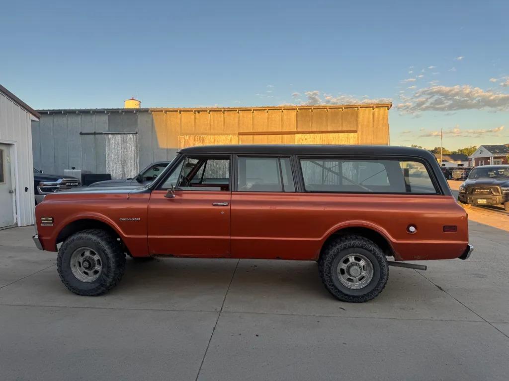 1971 Chevrolet Suburban - 2