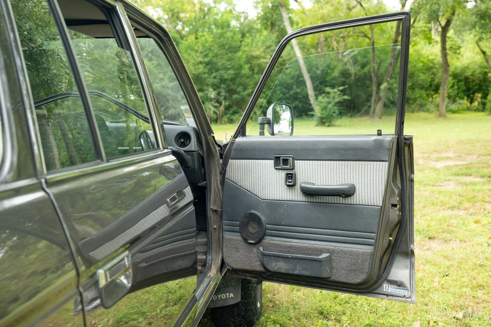 1989 TOYOTA LAND CRUISER HJ61 - 2