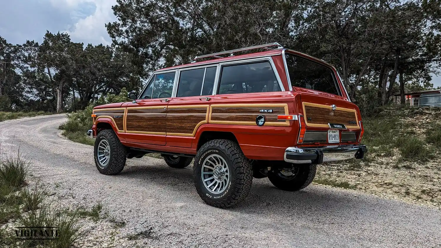 6.2L HEMI V8-Powered Jeep Grand Wagoneer 1988 - 3